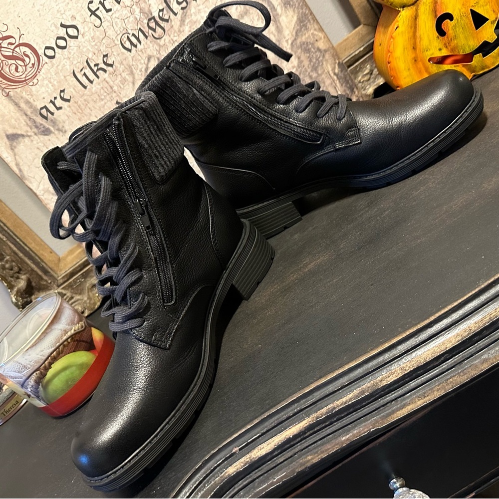 CLARK COLLECTIONS, LEATHER LACE UP ANKLE BOOT – HEARTH SKY